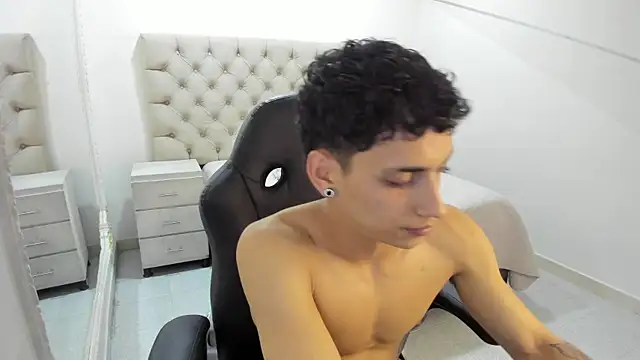 JhoanLeandro online show from October 30, 2025, 5:20 am