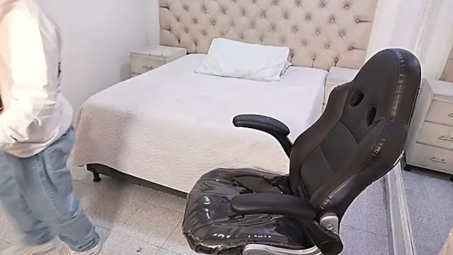 JhoanLeandro online show from March 4, 2026, 5:46 am