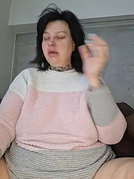 Snapshot of CannabisQueenn chatting on April 24, 2026, 6:05 am CannabisQueenn online show from April 24, 2026, 6:05 am