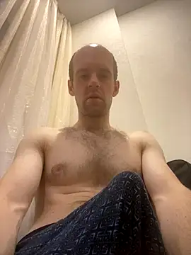 LynnAhNight online show from September 18, 2025, 3:08 am