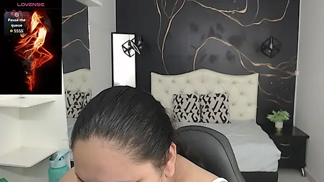 Snapshot of Aaliyah11 chatting on October 19, 2025, 12:44 am Aaliyah11 online show from October 19, 2025, 12:44 am