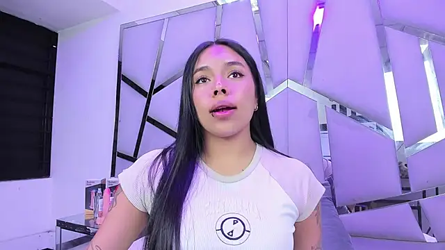 Snapshot of ZoeWan69 chatting on February 9, 2026, 2:21 pm ZoeWan69 online show from February 9, 2026, 2:21 pm