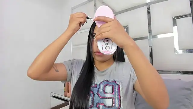 Snapshot of ZoeWan69 chatting on March 28, 2026, 1:43 pm ZoeWan69 online show from March 28, 2026, 1:43 pm