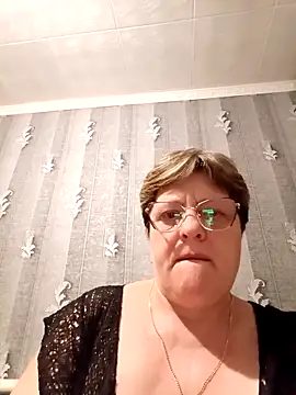 Snapshot of ElzaJewel chatting on April 28, 2026, 9:42 pm ElzaJewel online show from April 28, 2026, 9:42 pm