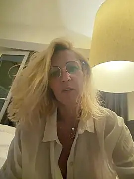 Snapshot of SweetAnia_ chatting on July 12, 2026, 8:44 pm SweetAnia online show from July 12, 2026, 8:44 pm