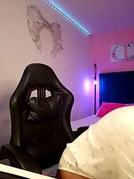 SallyWhitee online show from May 17, 2026, 5:38 am
