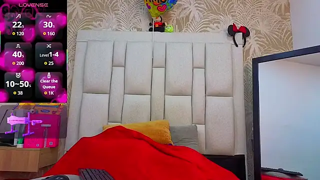 dafnnelewis online show from April 16, 2026, 11:44 am