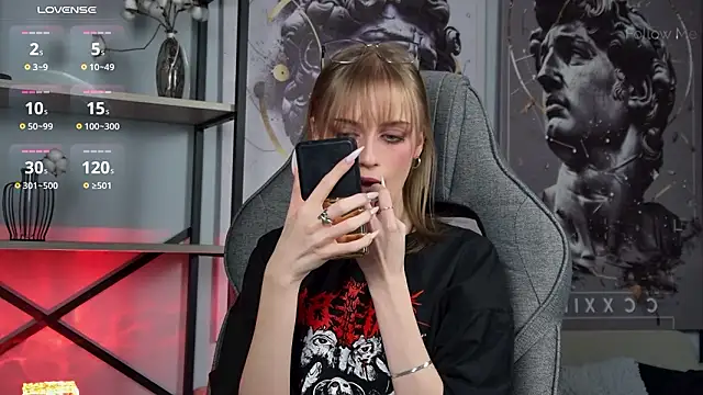 Snapshot of KiraMontoya chatting on March 5, 2026, 2:51 am KiraMontoya online show from March 5, 2026, 2:51 am