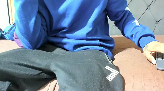 Snapshot of guyeifmaxiro chatting on February 23, 2025, 12:08 am guyeifmaxiro online show from February 23, 2025, 12:08 am