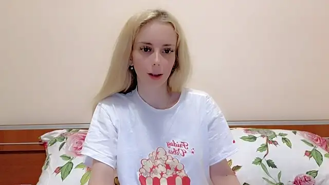 Snapshot of ChristiHanson chatting on April 11, 2026, 1:21 am ChristiHanson online show from April 11, 2026, 1:21 am