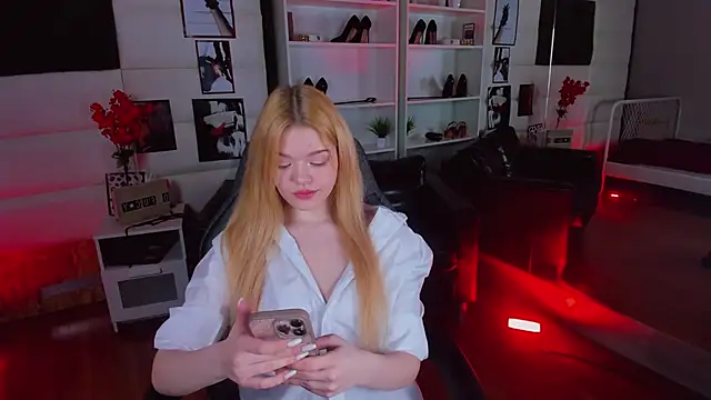 Snapshot of AdeleCartier chatting on February 13, 2025, 1:19 am AdeleCartier online show from February 13, 2025, 1:19 am