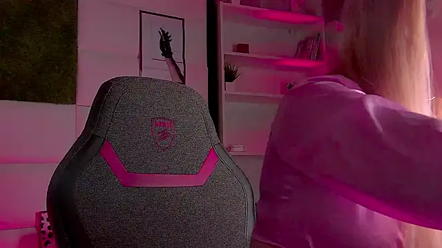 Snapshot of AdeleCartier chatting on March 3, 2025, 12:26 am AdeleCartier online show from March 3, 2025, 12:26 am