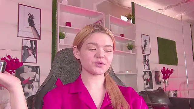 Snapshot of AdeleCartier chatting on March 4, 2025, 5:53 am AdeleCartier online show from March 4, 2025, 5:53 am