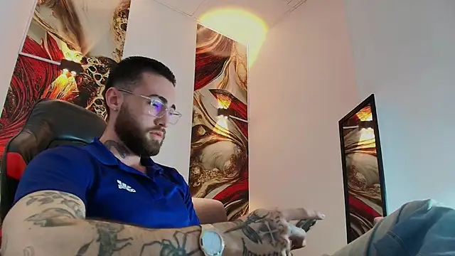 Luke davis01 online show from November 18, 2025, 2:43 pm