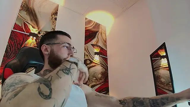 Luke davis01 online show from November 28, 2025, 1:14 pm