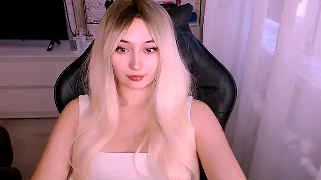 Snapshot of beauty_blonde chatting on October 19, 2025, 1:17 am beauty blonde online show from October 19, 2025, 1:17 am