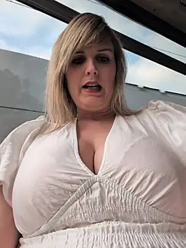 Sexybiene969 online show from April 15, 2026, 4:14 pm