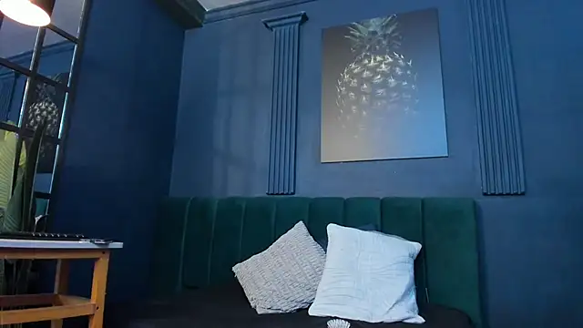 scarlet edwars online show from April 1, 2026, 5:32 pm