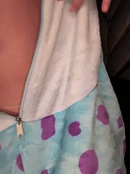 Laura-Khalifa online show from November 28, 2025, 5:32 am