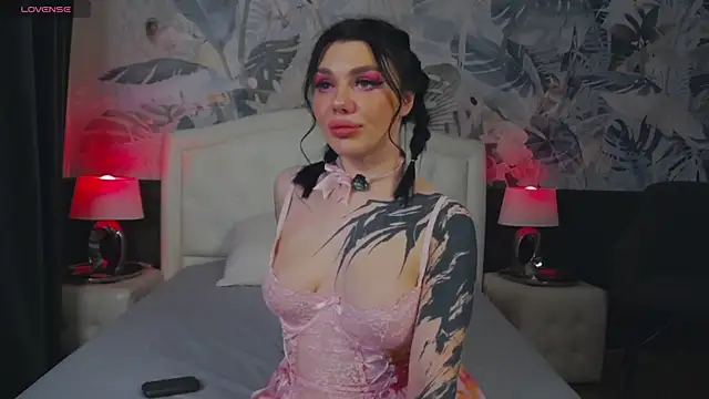 Snapshot of MaeveMoon chatting on February 24, 2026, 6:39 pm MaeveMoon online show from February 24, 2026, 6:39 pm