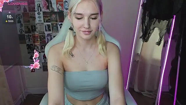 Snapshot of EvelinaLuu chatting on November 2, 2025, 3:42 am EvelinaLuu online show from November 2, 2025, 3:42 am