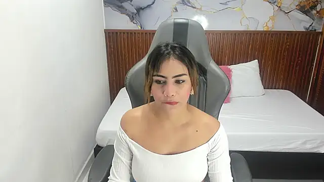 Holly 22 online show from November 18, 2025, 2:43 pm