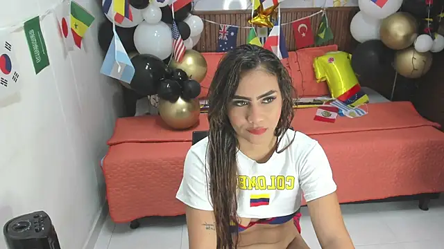 Snapshot of Holly_22 chatting on June 17, 2026, 11:01 am Holly 22 online show from June 17, 2026, 11:01 am