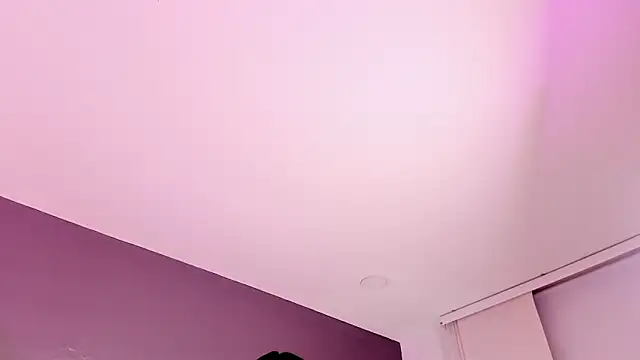 Mia cm online show from February 18, 2026, 8:05 pm