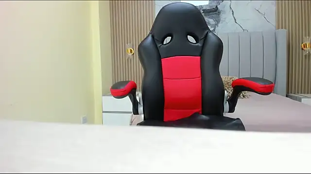 MELINAMARTINS online show from September 13, 2025, 6:29 pm