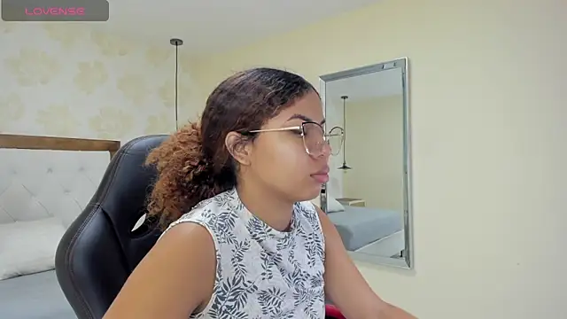 MELINAMARTINS online show from October 10, 2025, 12:48 pm