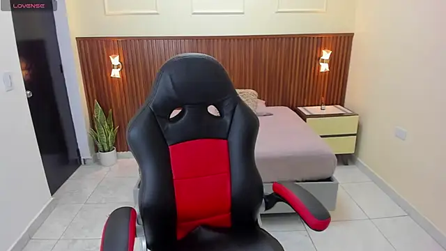 MELINAMARTINS online show from November 24, 2025, 7:35 pm