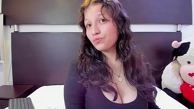 Snapshot of Marii_18 chatting on March 14, 2025, 7:04 am Marii 18 online show from March 14, 2025, 7:04 am