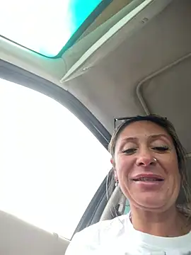 Snapshot of bossyroxy84 chatting on April 23, 2026, 5:59 pm bossyroxy84 online show from April 23, 2026, 5:59 pm