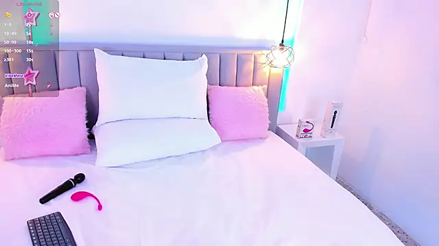 Snapshot of isolari_ chatting on December 10, 2024, 4:34 am isolari online show from December 10, 2024, 4:34 am