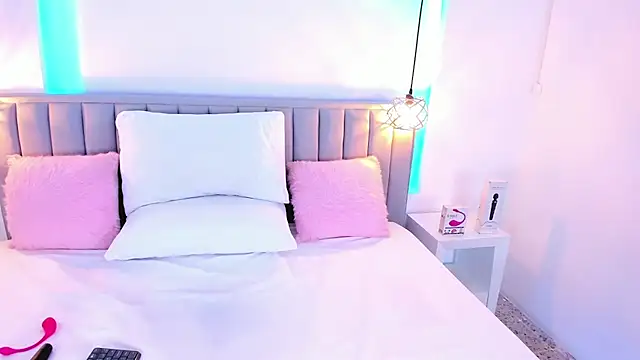 Snapshot of isolari_ chatting on December 11, 2024, 4:18 am isolari online show from December 11, 2024, 4:18 am