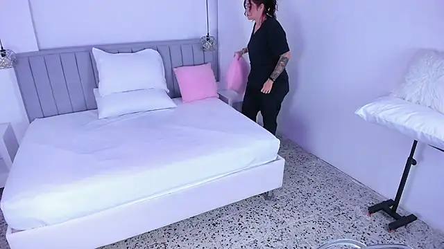 Snapshot of isolari_ chatting on December 12, 2024, 4:15 am isolari online show from December 12, 2024, 4:15 am