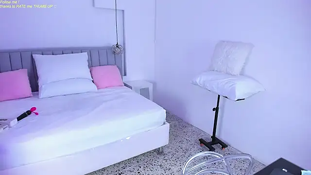 Snapshot of isolari_ chatting on December 13, 2024, 4:22 am isolari online show from December 13, 2024, 4:22 am