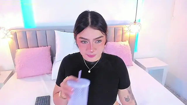 Snapshot of isolari_ chatting on January 3, 2025, 4:33 am isolari online show from January 3, 2025, 4:33 am