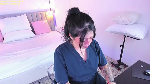 Snapshot of isolari_ chatting on January 8, 2025, 4:23 am isolari online show from January 8, 2025, 4:23 am