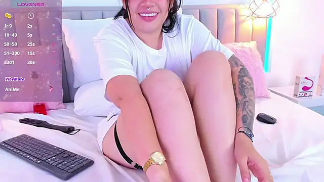 Snapshot of isolari_ chatting on January 8, 2025, 8:16 am isolari online show from January 8, 2025, 8:16 am