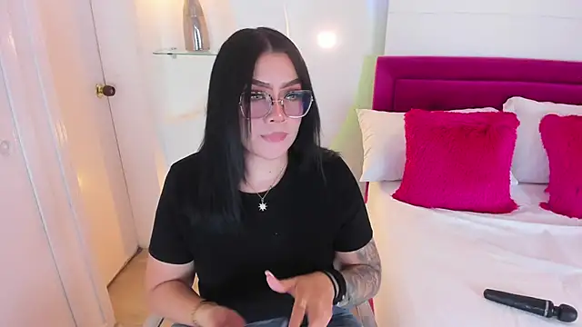 Snapshot of isolari_ chatting on February 4, 2025, 12:00 pm isolari online show from February 4, 2025, 12:00 pm