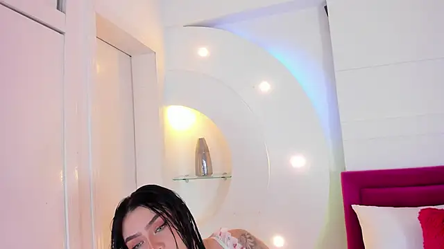 Snapshot of isolari_ chatting on February 6, 2025, 12:05 pm isolari online show from February 6, 2025, 12:05 pm