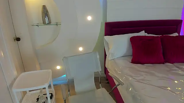 Snapshot of isolari_ chatting on February 10, 2025, 12:08 pm isolari online show from February 10, 2025, 12:08 pm