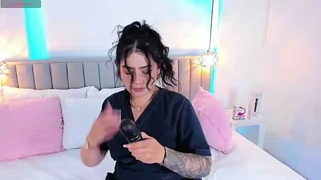 Snapshot of isolari_ chatting on February 14, 2025, 4:15 am isolari online show from February 14, 2025, 4:15 am