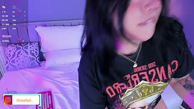 Snapshot of isolari_ chatting on March 8, 2025, 4:01 am isolari online show from March 8, 2025, 4:01 am