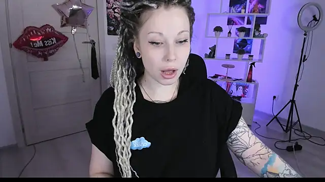 Snapshot of HoneySallyMoore chatting on October 4, 2025, 3:43 pm HoneySallyMoore online show from October 4, 2025, 3:43 pm