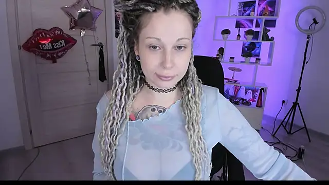 Snapshot of HoneySallyMoore chatting on October 9, 2025, 5:44 pm HoneySallyMoore online show from October 9, 2025, 5:44 pm
