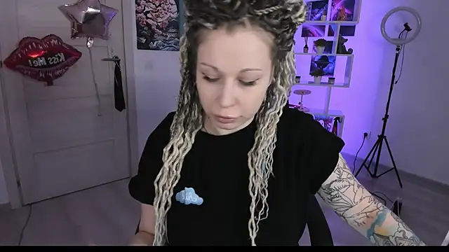 Snapshot of HoneySallyMoore chatting on October 10, 2025, 6:18 pm HoneySallyMoore online show from October 10, 2025, 6:18 pm