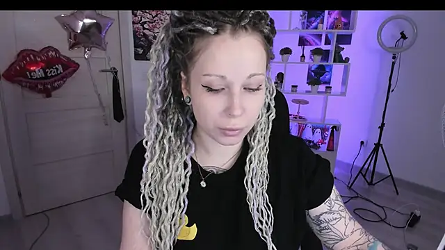 Snapshot of HoneySallyMoore chatting on October 12, 2025, 5:12 pm HoneySallyMoore online show from October 12, 2025, 5:12 pm