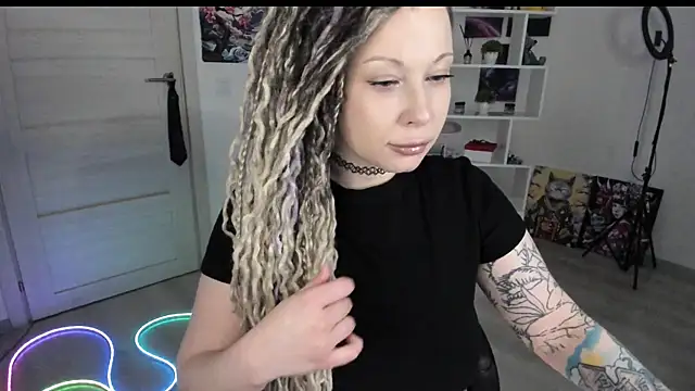 Snapshot of HoneySallyMoore chatting on April 28, 2026, 6:02 pm HoneySallyMoore online show from April 28, 2026, 6:02 pm